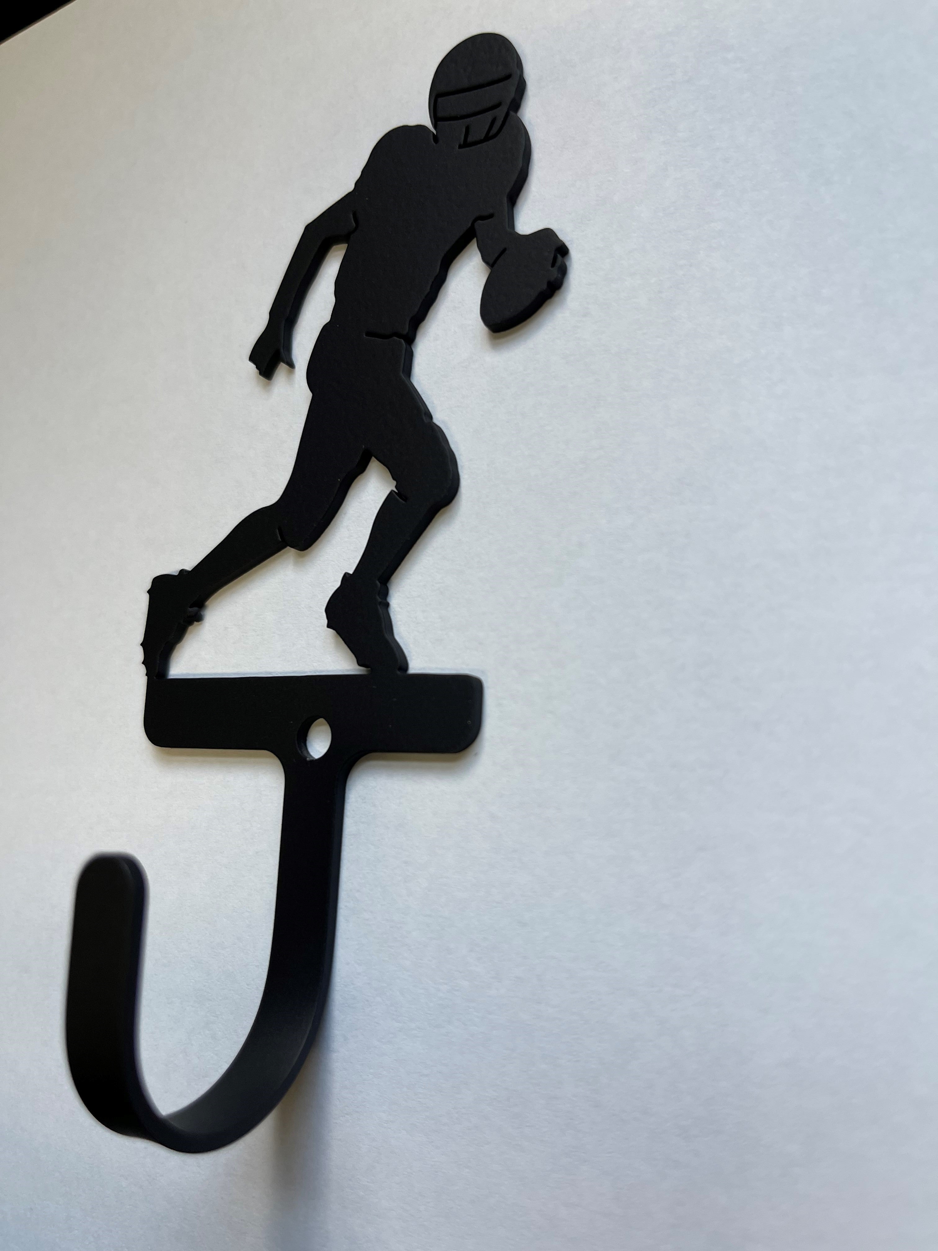 Patère murale décorative en fer forgé en forme de joueur de football, petite taille, orientée vers la droite