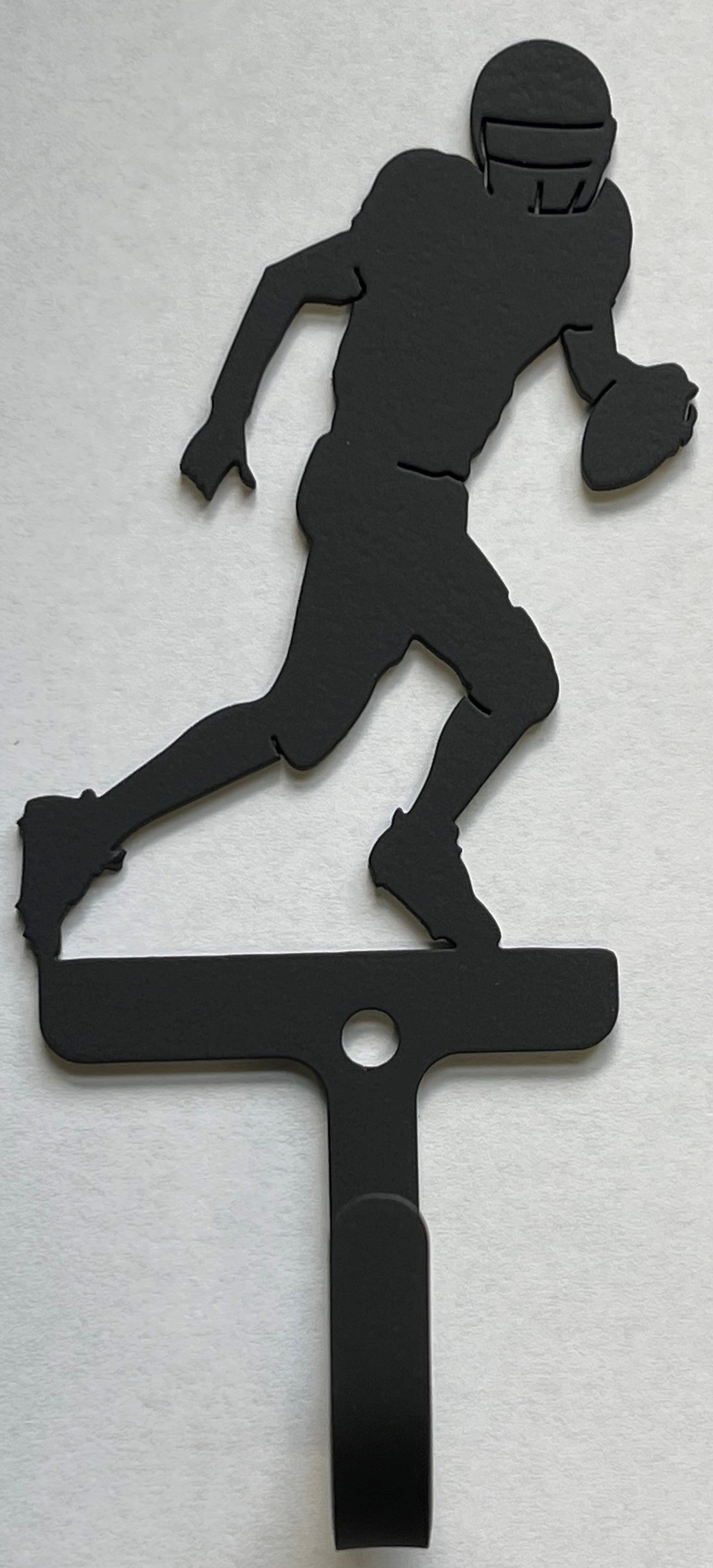 Patère murale décorative en fer forgé en forme de joueur de football, petite taille, orientée vers la droite